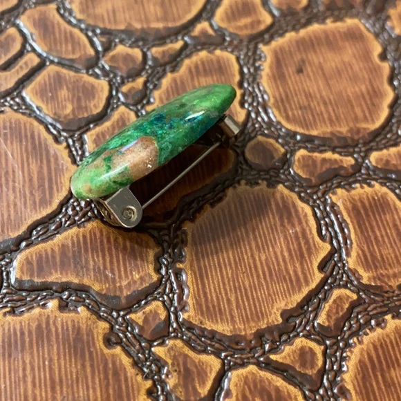 Vintage Polished CABOCHON Green & Brown MARBLED JASPER ? Raw Stone Pin / Brooch. - Picture 2 of 7